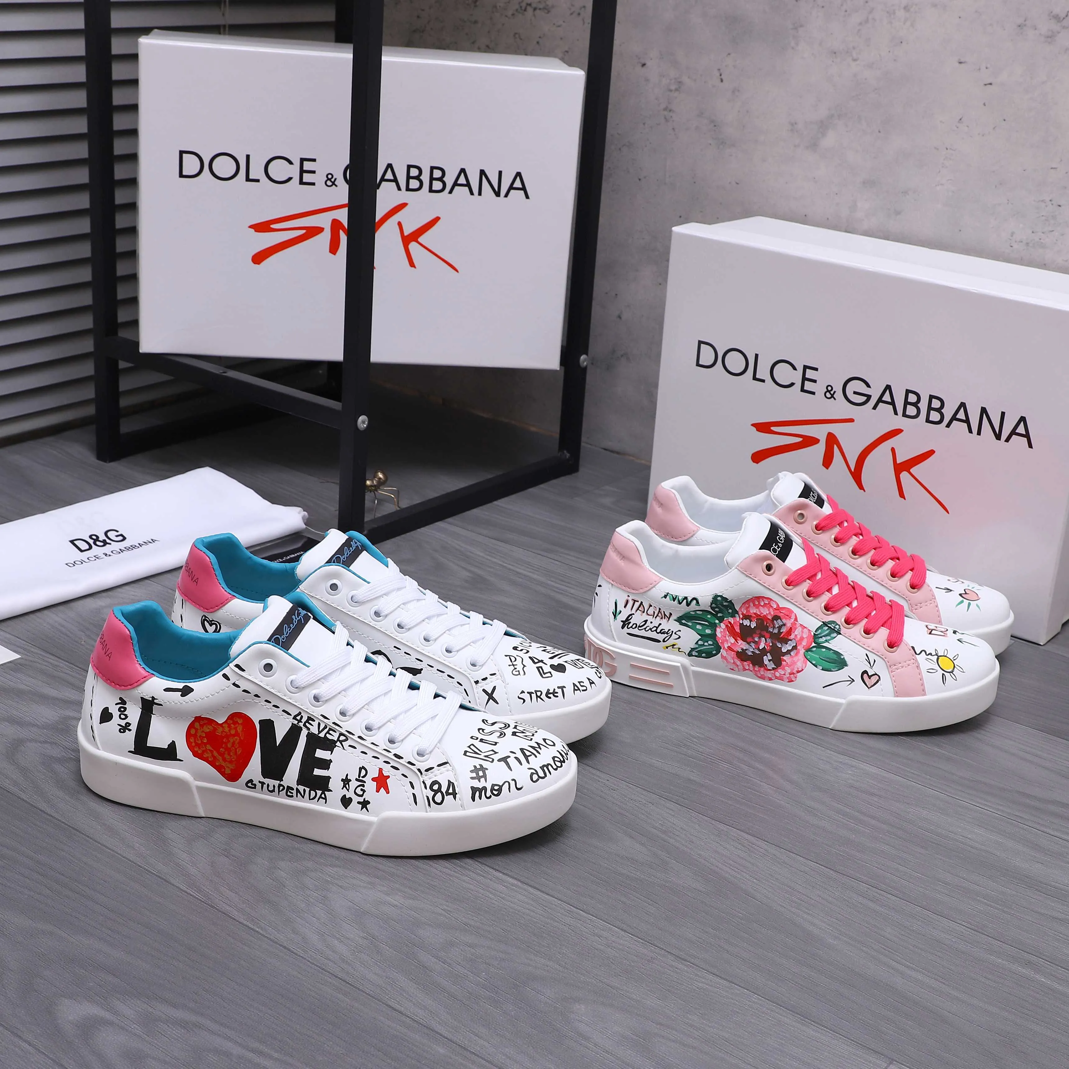 Men's shoes 💰480 Product trademark: DG (Dolce & Gabbana) couple's casual shoes Regular size: 35-46 (45.46 is custom-made and non-refundable) Product materials: Selected graffiti cowhide upper, leather lining, cowhide insole, original outsole